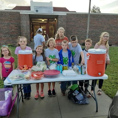 4-H students serve bike riders as they enjoy a KIC fundraiser
